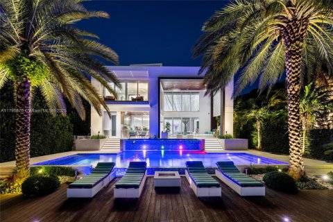 House in Miami Beach, Florida 5 bedrooms, 448.44 sq.m. № 1708640 - photo 7