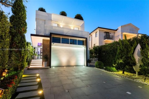 House in Miami Beach, Florida 5 bedrooms, 448.44 sq.m. № 1708640 - photo 10