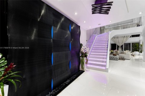 House in Miami Beach, Florida 5 bedrooms, 448.44 sq.m. № 1708640 - photo 14