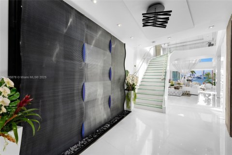 House in Miami Beach, Florida 5 bedrooms, 448.44 sq.m. № 1708640 - photo 13