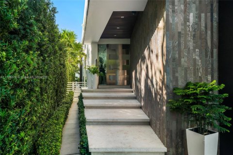 House in Miami Beach, Florida 5 bedrooms, 448.44 sq.m. № 1708640 - photo 12