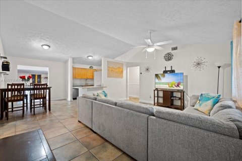 House in St. Lucie, Florida 3 bedrooms, 154.96 sq.m. № 1798910 - photo 12