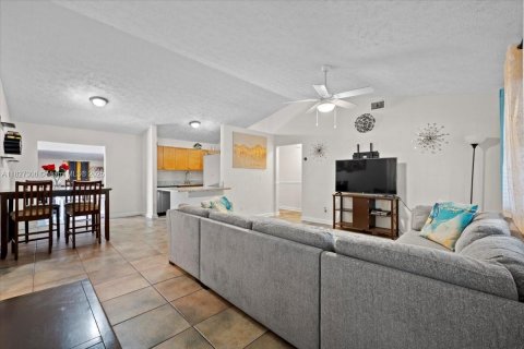 House in St. Lucie, Florida 3 bedrooms, 154.96 sq.m. № 1798910 - photo 11