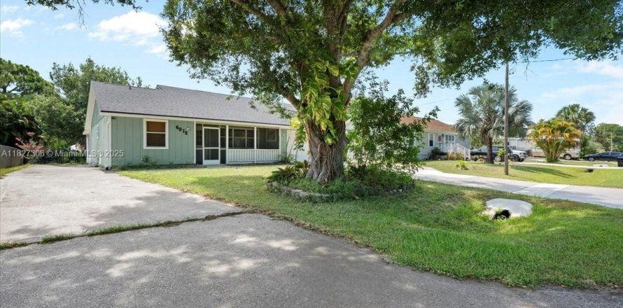 House in St. Lucie, Florida 3 bedrooms, 154.96 sq.m. № 1798910