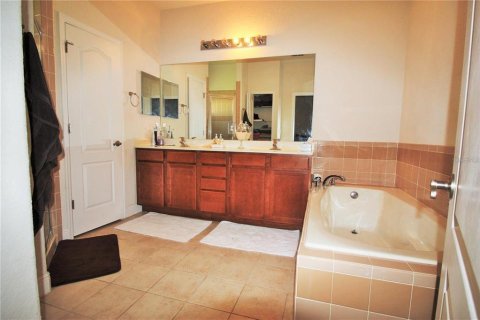 Townhouse in Clermont, Florida 4 bedrooms, 190.26 sq.m. № 2389232 - photo 13