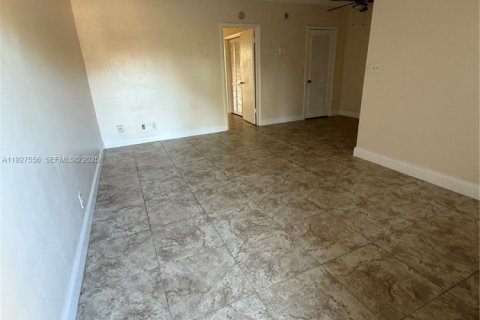 Appartement à louer à Pompano Beach, Floride: 1 chambre, 402.64 m2 № 1986332 - photo 3