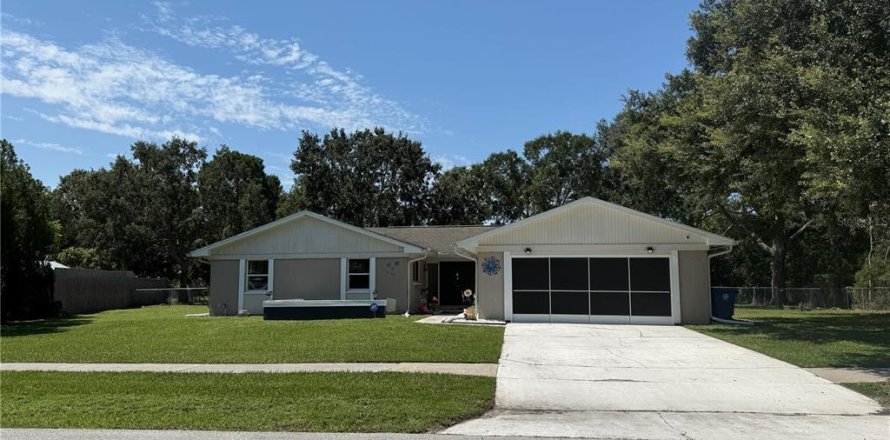 Villa ou maison à Spring Hill, Floride 4 chambres, 165.55 m2 № 1899543