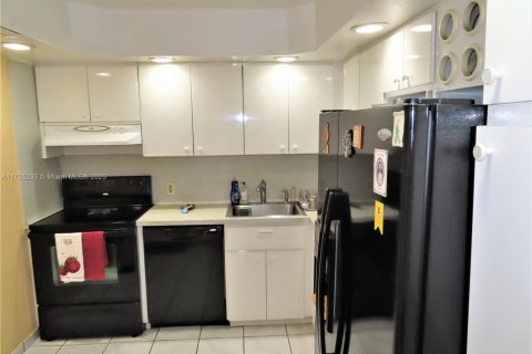 Condo in Miami Beach, Florida, 1 bedroom  № 1710575 - photo 6
