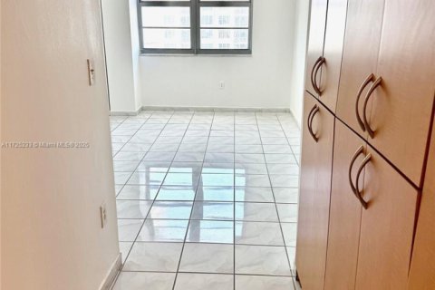 Condo in Miami Beach, Florida, 1 bedroom  № 1710575 - photo 20