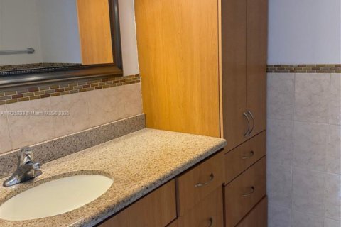 Condo in Miami Beach, Florida, 1 bedroom  № 1710575 - photo 17