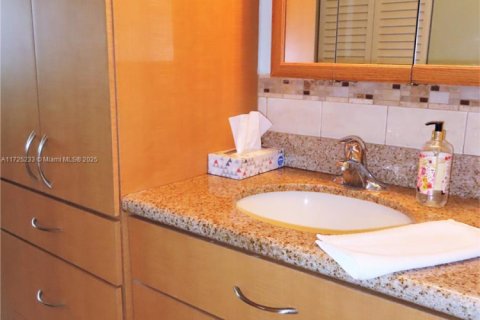 Condo in Miami Beach, Florida, 1 bedroom  № 1710575 - photo 16