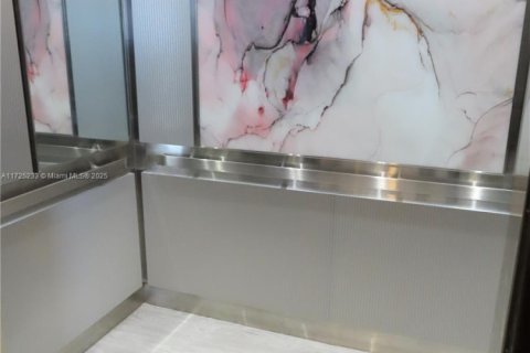 Condo in Miami Beach, Florida, 1 bedroom  № 1710575 - photo 3