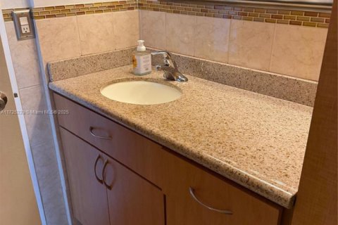 Condo in Miami Beach, Florida, 1 bedroom  № 1710575 - photo 10