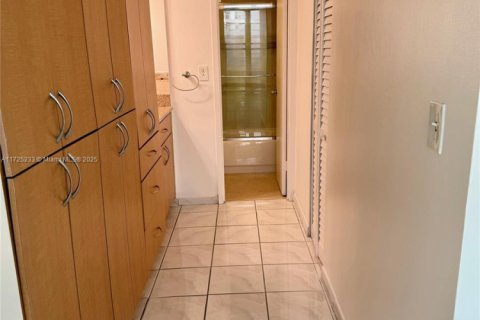 Condo in Miami Beach, Florida, 1 bedroom  № 1710575 - photo 18