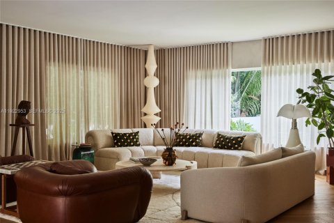 House in Miami Beach, Florida 3 bedrooms, 220.92 sq.m. № 1976887 - photo 10