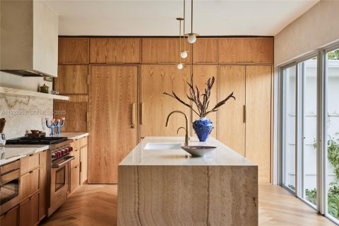 House in Miami Beach, Florida 3 bedrooms, 220.92 sq.m. № 1976887 - photo 12