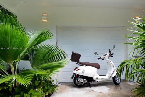 House in Miami Beach, Florida 3 bedrooms, 220.92 sq.m. № 1976887 - photo 24