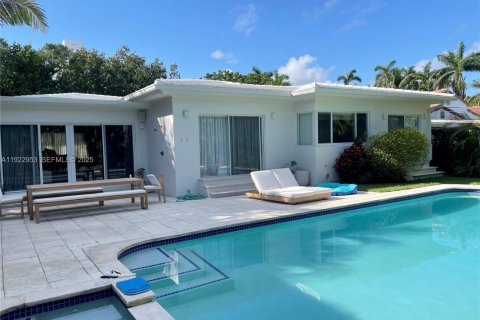 House in Miami Beach, Florida 3 bedrooms, 220.92 sq.m. № 1976887 - photo 23