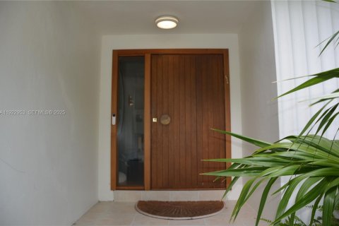 House in Miami Beach, Florida 3 bedrooms, 220.92 sq.m. № 1976887 - photo 1