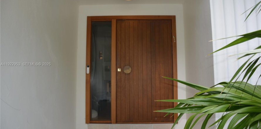 House in Miami Beach, Florida 3 bedrooms, 220.92 sq.m. № 1976887