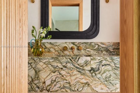 House in Miami Beach, Florida 3 bedrooms, 220.92 sq.m. № 1976887 - photo 18