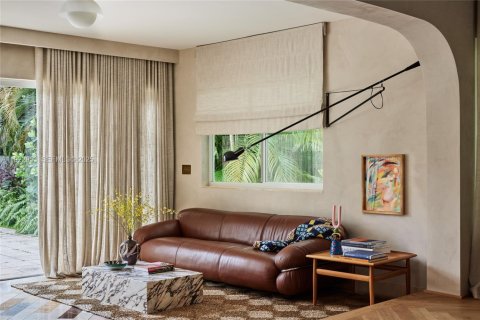 House in Miami Beach, Florida 3 bedrooms, 220.92 sq.m. № 1976887 - photo 8