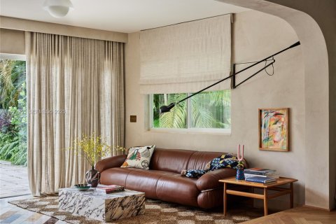 House in Miami Beach, Florida 3 bedrooms, 220.92 sq.m. № 1976887 - photo 9