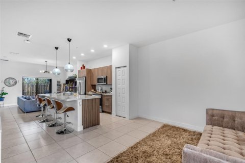 Снять в аренду кондоминиум в Дорал, Флорида 2 спальни, 105.44м2, № 2003542 - фото 11