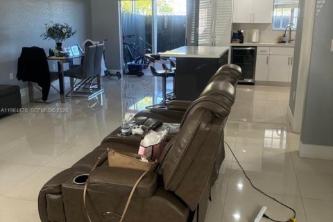 Touwnhouse à vendre à Hialeah Gardens, Floride: 2 chambres, 110.37 m2 № 2026022 - photo 3