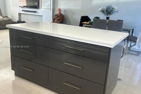 Touwnhouse à vendre à Hialeah Gardens, Floride: 2 chambres, 110.37 m2 № 2026022 - photo 9