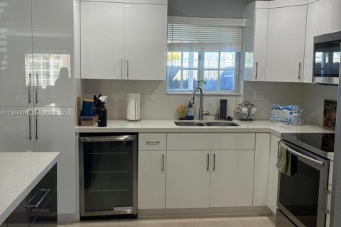 Touwnhouse à vendre à Hialeah Gardens, Floride: 2 chambres, 110.37 m2 № 2026022 - photo 5