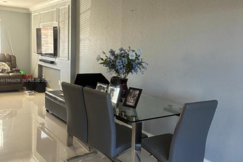 Touwnhouse à vendre à Hialeah Gardens, Floride: 2 chambres, 110.37 m2 № 2026022 - photo 4
