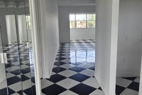 Condo in Sunrise, Florida, 1 bedroom  № 1971931 - photo 1