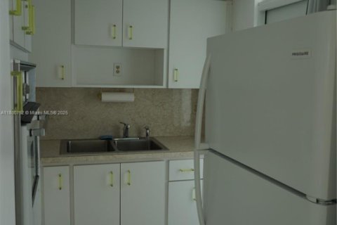Condo in Miami Beach, Florida, 1 bedroom  № 1921865 - photo 8