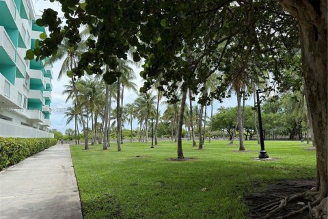 Condo in Miami Beach, Florida, 1 bedroom  № 1921865 - photo 13