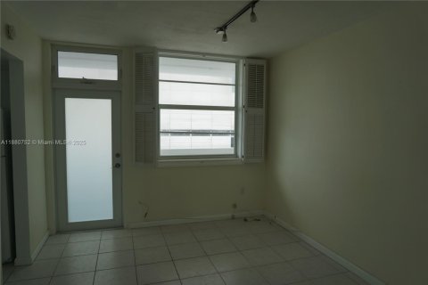 Condo in Miami Beach, Florida, 1 bedroom  № 1921865 - photo 9