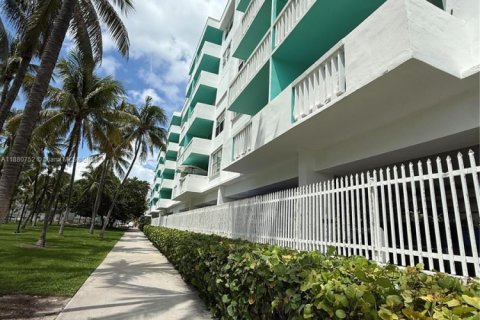 Condo in Miami Beach, Florida, 1 bedroom  № 1921865 - photo 12
