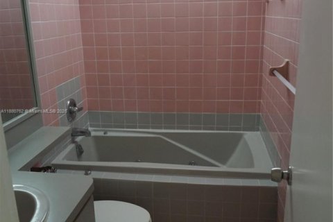 Condo in Miami Beach, Florida, 1 bedroom  № 1921865 - photo 10