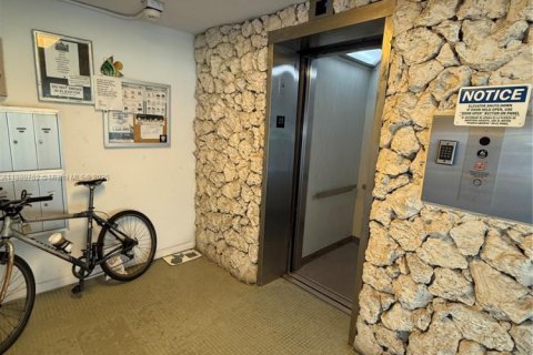 Condo in Miami Beach, Florida, 1 bedroom  № 1921865 - photo 14