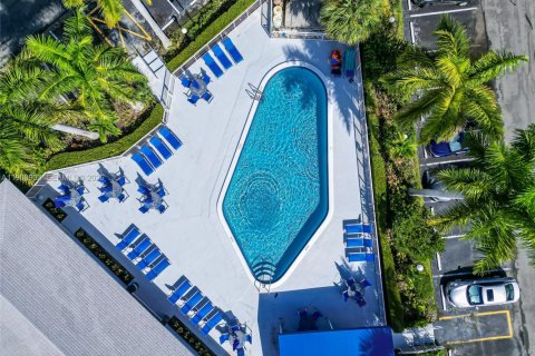 Condo in Hallandale Beach, Florida, 2 bedrooms № 2267586 - photo 30
