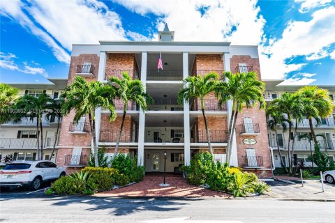Condo in Hallandale Beach, Florida, 2 bedrooms № 2267586 - photo 21