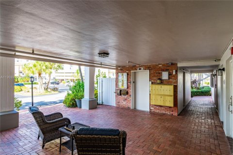 Condo in Hallandale Beach, Florida, 2 bedrooms № 2267586 - photo 22