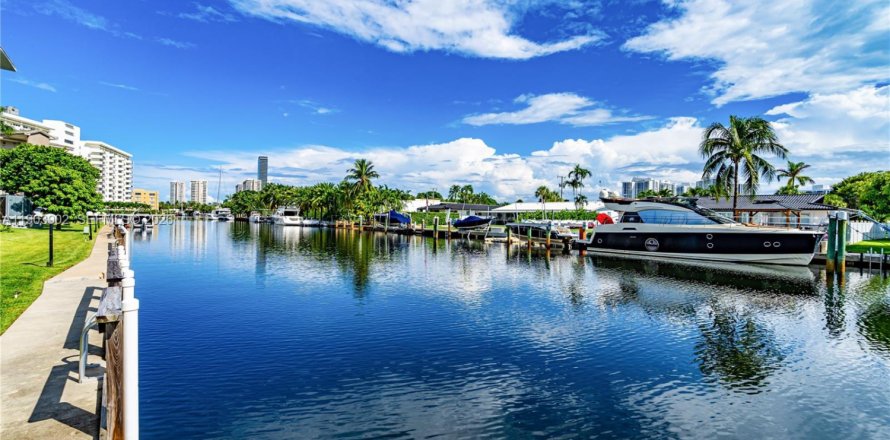 Condo in Hallandale Beach, Florida, 2 bedrooms № 2267586