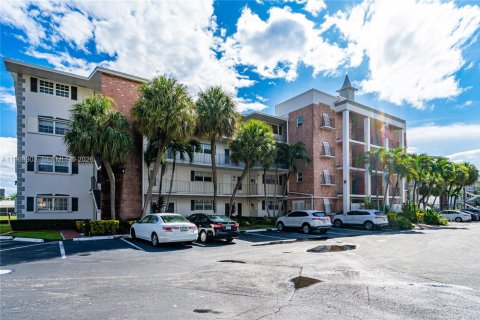 Condo in Hallandale Beach, Florida, 2 bedrooms № 2267586 - photo 26