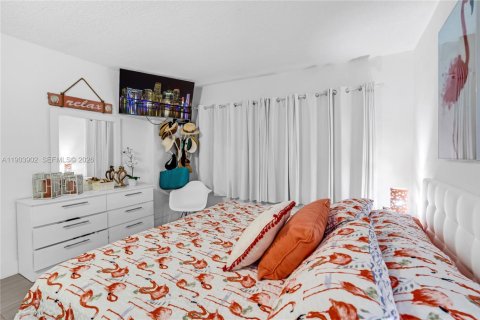 Condo in Hallandale Beach, Florida, 2 bedrooms № 2267586 - photo 10