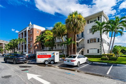 Condo in Hallandale Beach, Florida, 2 bedrooms № 2267586 - photo 24