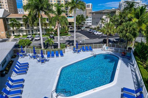 Condo in Hallandale Beach, Florida, 2 bedrooms № 2267586 - photo 20