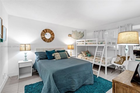 Condo in Hallandale Beach, Florida, 2 bedrooms № 2267586 - photo 15