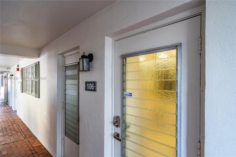 Condo in Hallandale Beach, Florida, 2 bedrooms № 2267586 - photo 23