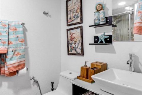 Condo in Hallandale Beach, Florida, 2 bedrooms № 2267586 - photo 13